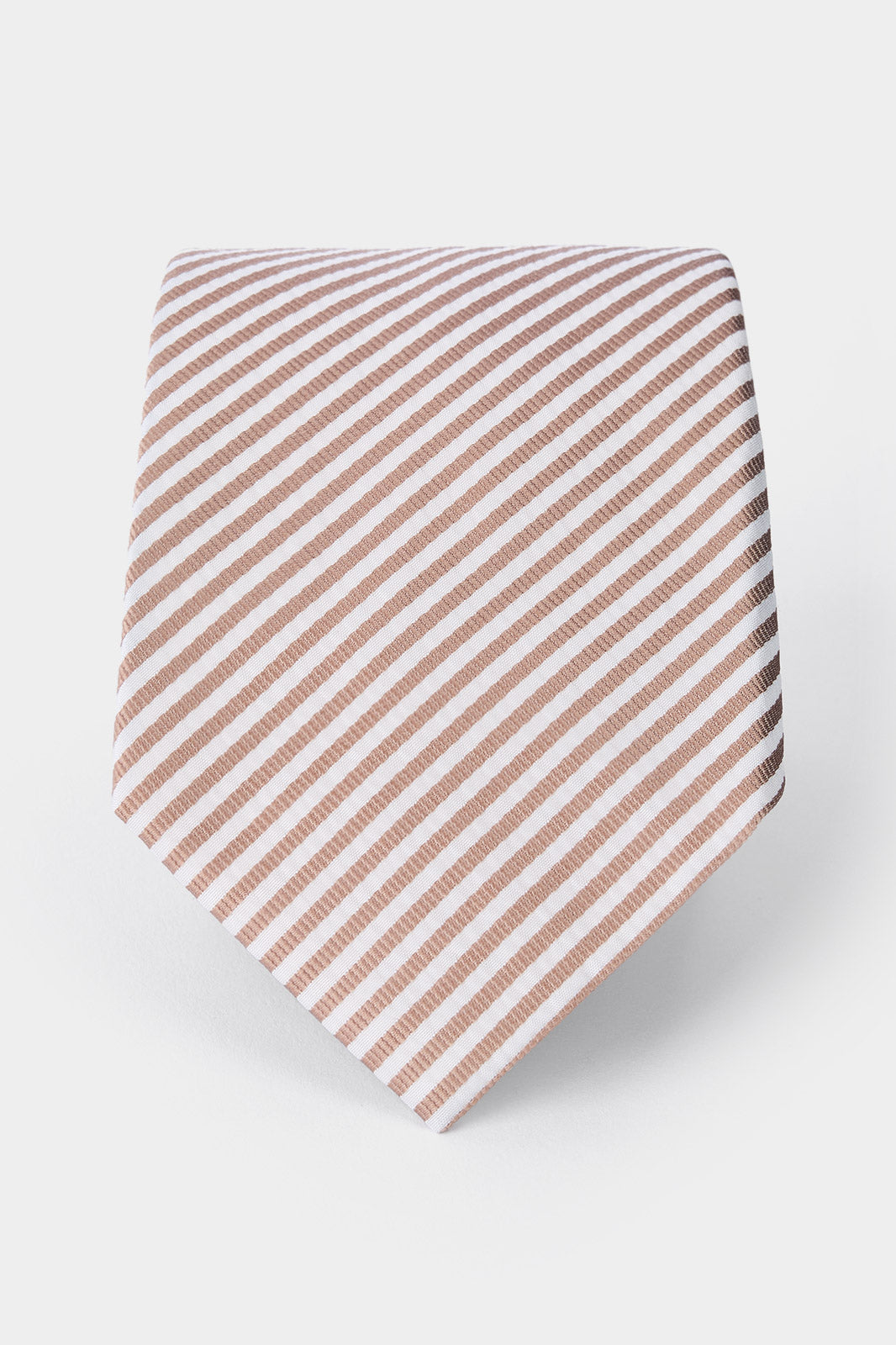 Cravate enroulée avec un motif à rayures blanches et rose clair, vue de face.