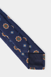 Cravate enroulée bleu marine avec un imprimé orange vue arrière et à plat.
