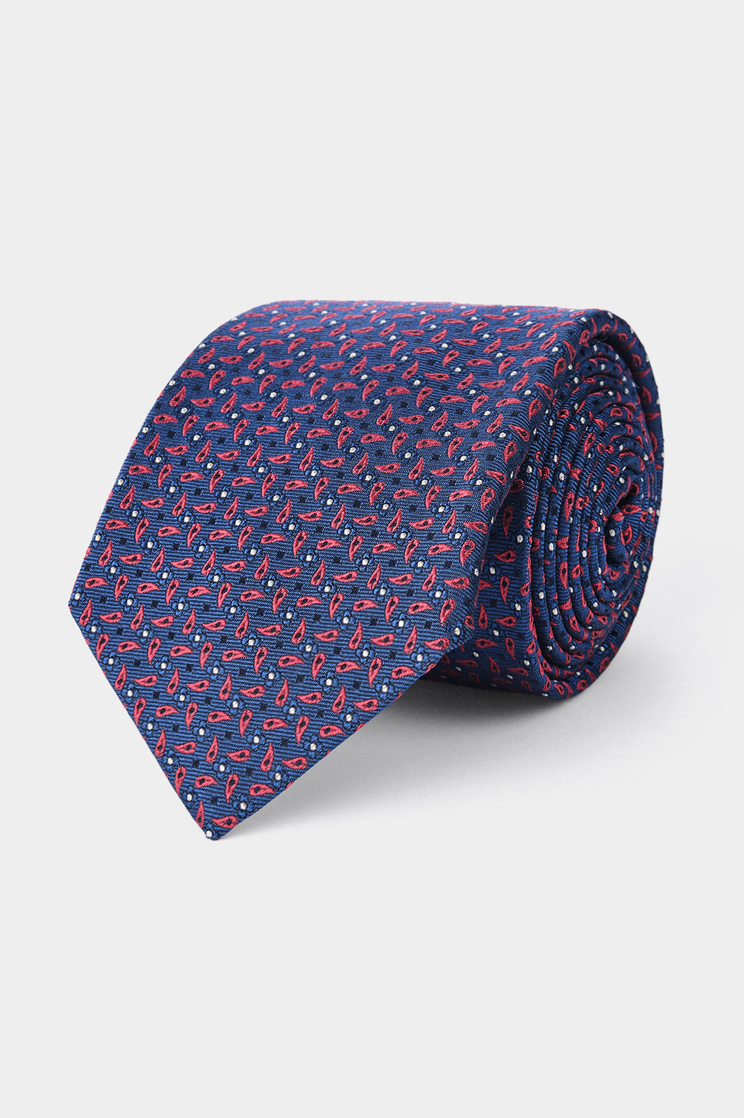 Cravate enroulée bleu marine avec un imprimé rouge.