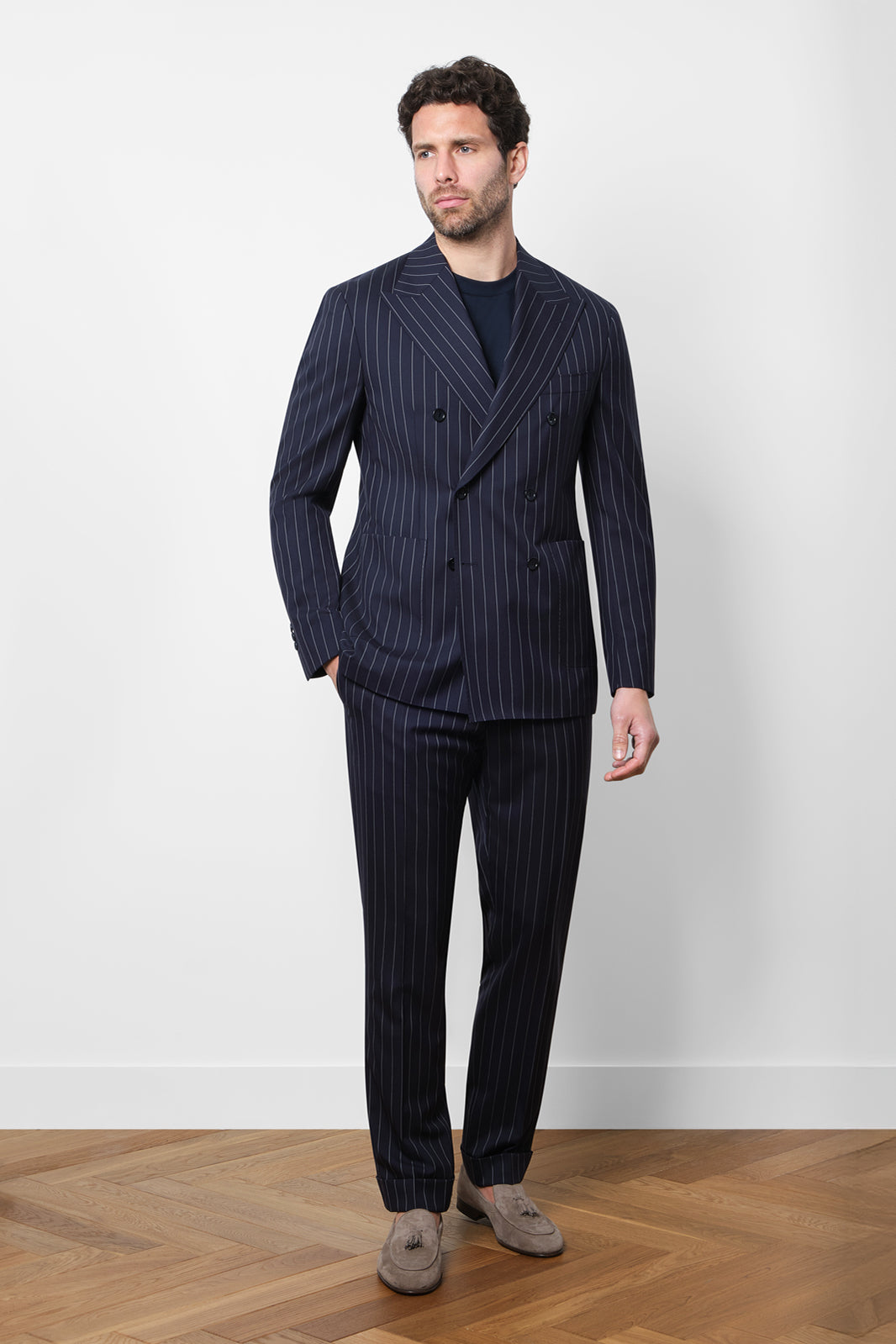 Ce costume croisé en laine est l'incarnation de l'élégance intemporelle. Sa coupe ajustée et sa fermeture à double boutonnage apportent une touche de sophistication à votre silhouette