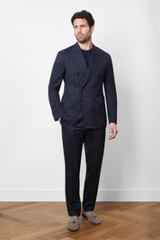 Ce costume croisé en laine est l'incarnation de l'élégance intemporelle. Sa coupe ajustée et sa fermeture à double boutonnage apportent une touche de sophistication à votre silhouette