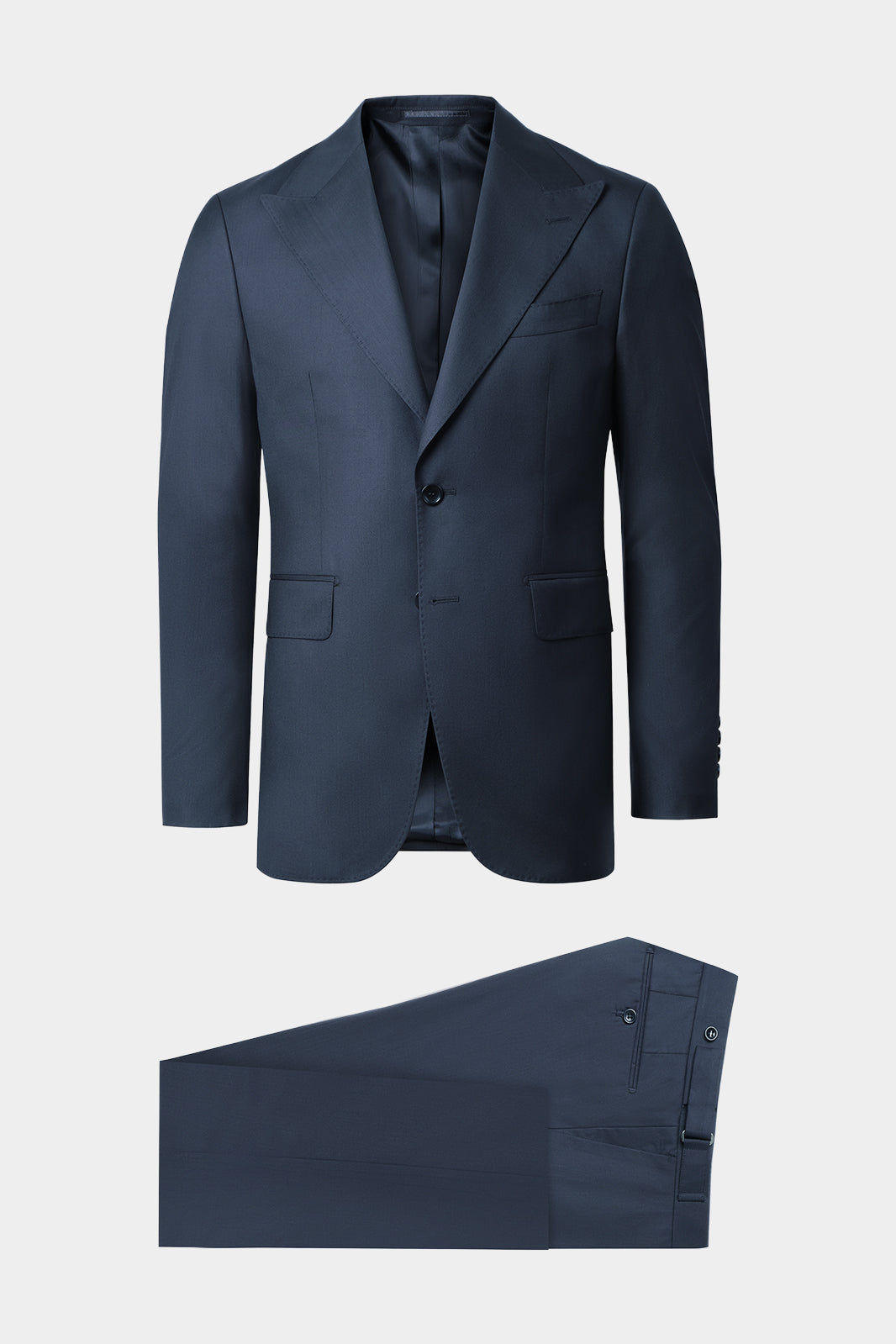 Découvrez notre costume coupe cintrée, de chez ETHOMAS, composé d'une veste à 2 boutons doublée et épaulée avec les poches à rabat sur le devant, et d'un pantalon à patte de serrage. Vous apprécierez le confort de ce tissu.