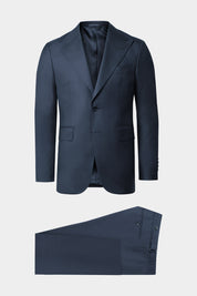 Découvrez notre costume coupe cintrée, de chez ETHOMAS, composé d'une veste à 2 boutons doublée et épaulée avec les poches à rabat sur le devant, et d'un pantalon à patte de serrage. Vous apprécierez le confort de ce tissu.