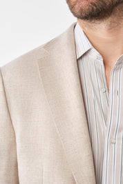 La chemise est conçue avec une coupe moderne qui flatte la silhouette, offrant un équilibre parfait entre confort et style.