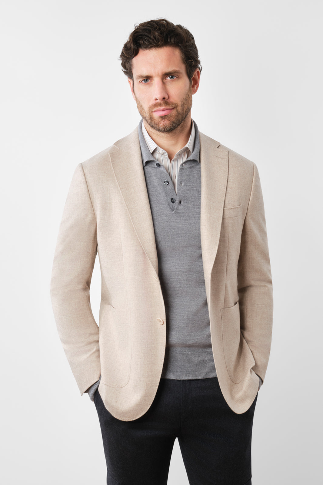 Vue sur fond blanc d'une veste beige en laine et cachemire de chez E.Thomas en coupe droite cintrée et 2 boutons.