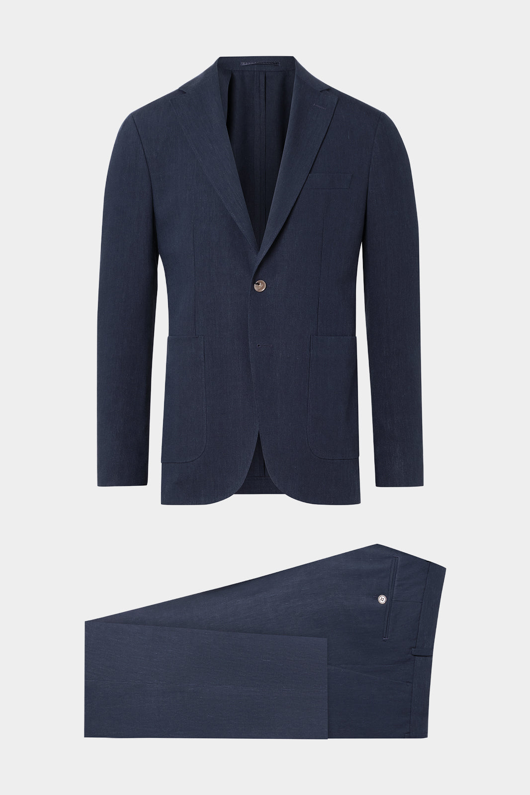 Découvrez notre costume en coupe cintrée en viscose et Lin, composé d'une veste à 2 boutons sans épaulette et non doublée avec les poches plaquées sur le devant, et d'un pantalon à coupe traditionnelle. Vous apprécierez le confort du tissu de chez LEO Master, de sa souplesse et de son chic absolu.