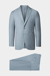 Découvrez notre costume, composé d'une veste à 2 boutons sans épaulette et non doublée avec les poches plaquées sur le devant, et d'un pantalon à coupe traditionnelle. Vous apprécierez le confort du tissu de chez Ermenegildo Zegna, de sa souplesse et de son chic absolu.