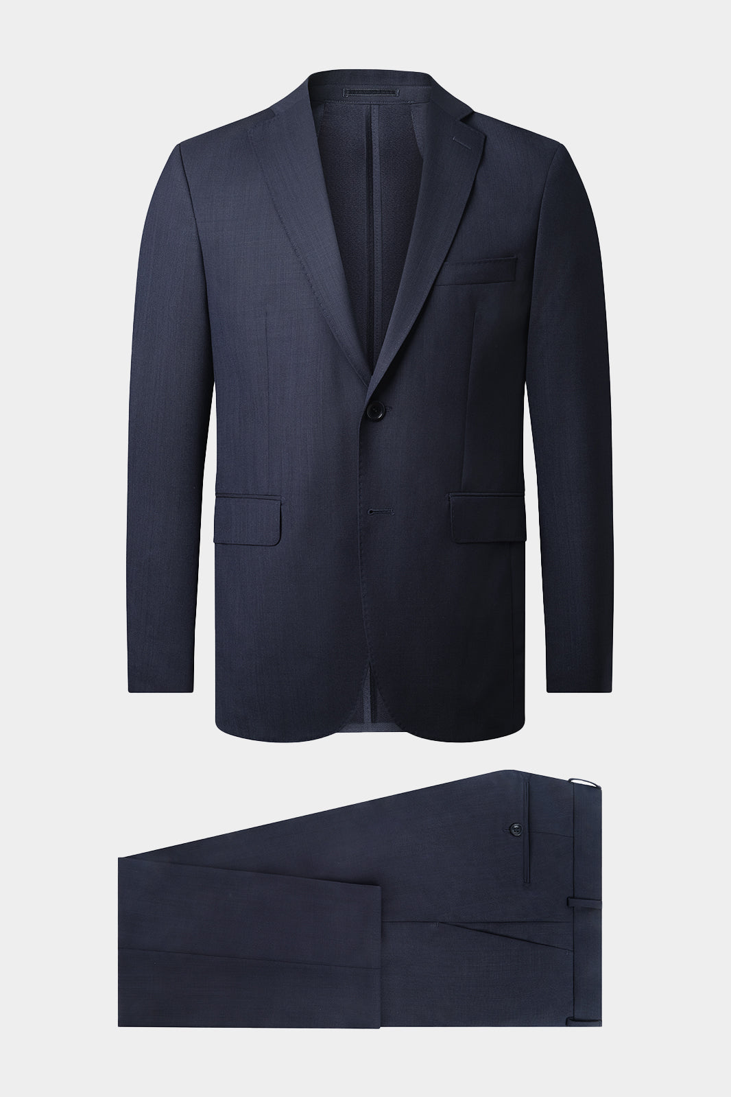 Vue sur fond blanc un costume marine uni non doublé sans épaulette avec un revers traditionnel