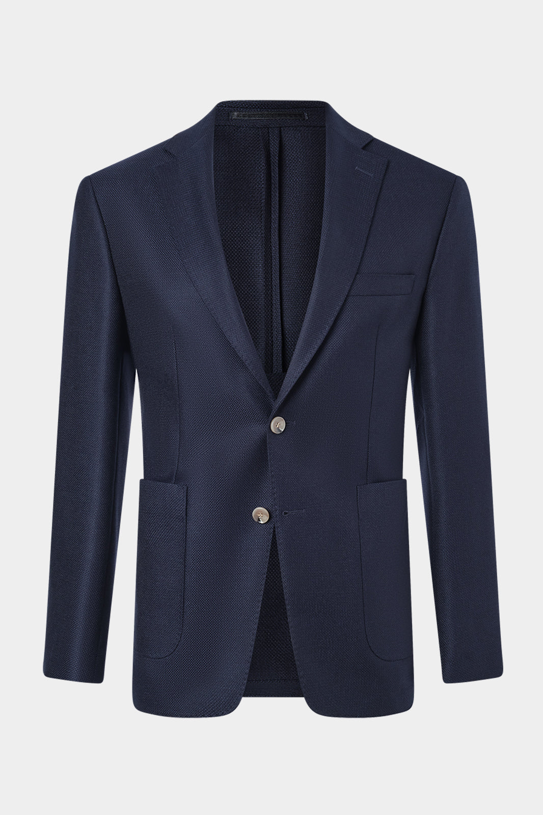 Découvrez notre blazer sur un tissu italien natté en 100% laine de chez Ermenegildo Zegna. Vous apprécierez sa coupe cintrée, son montage napolitain ( non-doublée et non-épaulée ) avec les poches plaquées sur le devant. Ce discret motif vous permettra d'associer tous les styles de couleur de chemise ou de rayures et tous les styles de pantalons aussi bien les laines que les jeans.