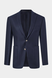 Découvrez notre blazer sur un tissu italien natté en 100% laine de chez Ermenegildo Zegna. Vous apprécierez sa coupe cintrée, son montage napolitain ( non-doublée et non-épaulée ) avec les poches plaquées sur le devant. Ce discret motif vous permettra d'associer tous les styles de couleur de chemise ou de rayures et tous les styles de pantalons aussi bien les laines que les jeans.
