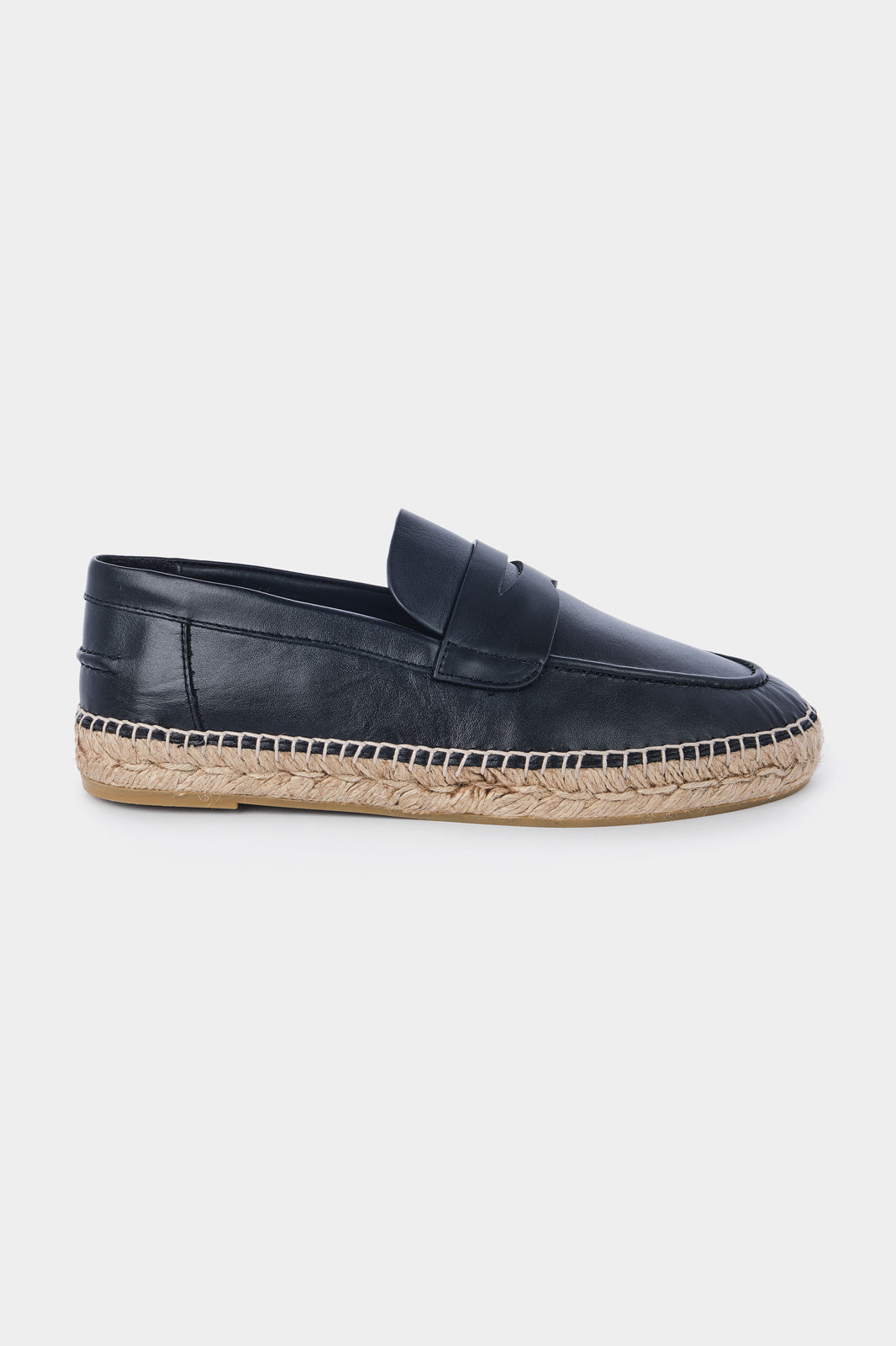 Vue de côté d'une espadrille en cuir noir avec une semelle en corde tressée. Elle a un design de mocassin avec des coutures apparentes sur le dessus.