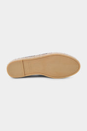 Semelle en corde d'une espadrille en cuir noir.