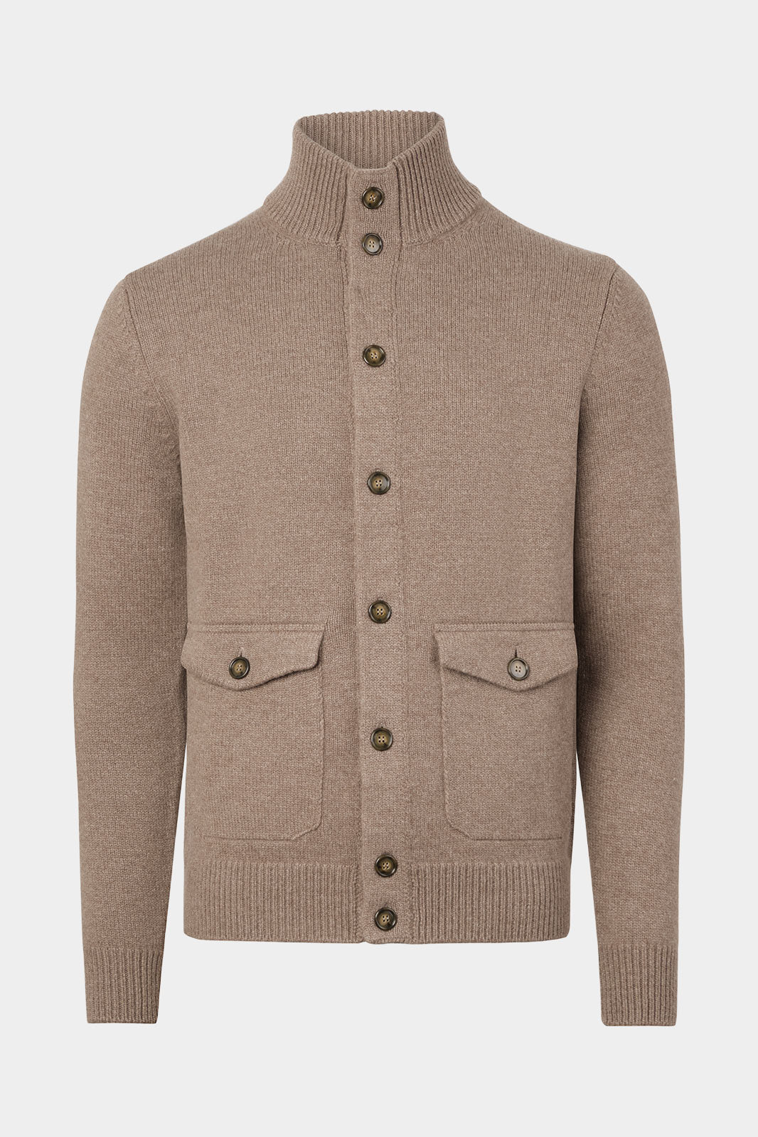 Vue sur fond blanc d'un gilet grosse maille à poche en taupe