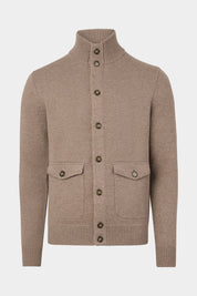Vue sur fond blanc d'un gilet grosse maille à poche en taupe