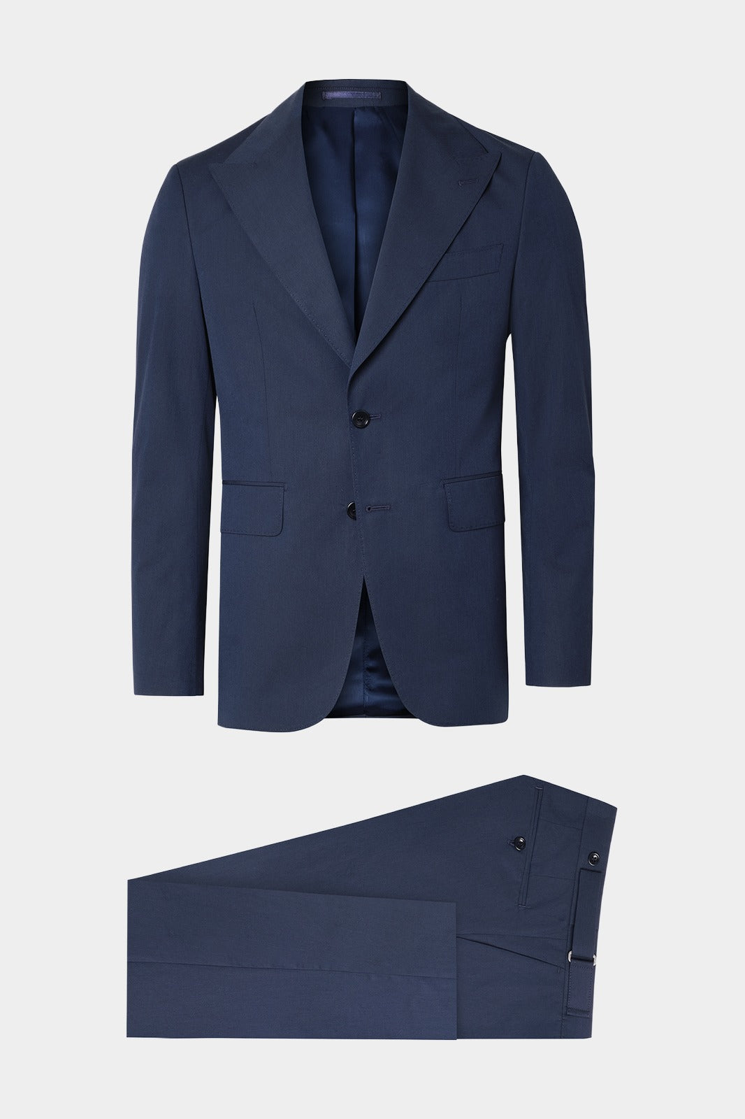 Découvrez notre costume en coupe cintrée en coton et soie de chez Subalpino, composé d'une veste revers flèche à 2 boutons doublée et épaulée avec les poches à rabat sur le devant, et d'un pantalon à patte de serrage. Vous apprécierez le confort et l'élégance de ce tissu.