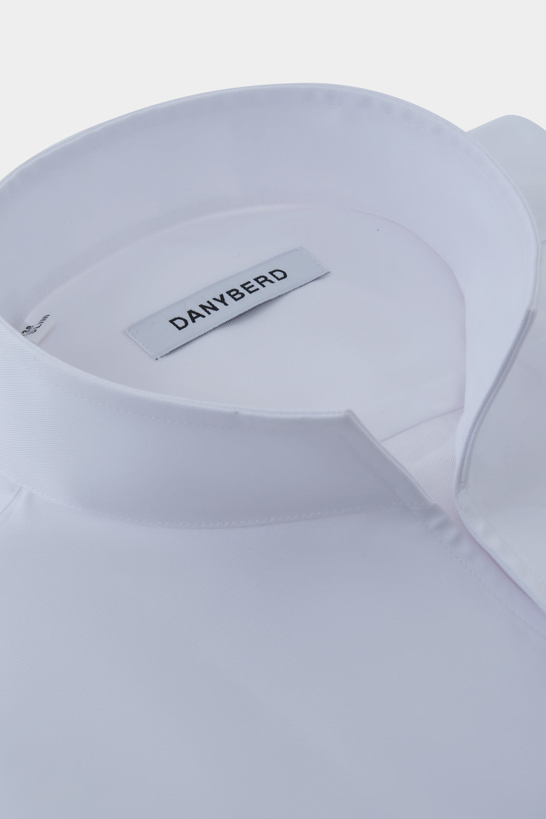 Ressentez le confort absolu avec notre chemise en 100% coton à col indien aussi appelé col tulipe et poignets boutonnés. Son tissu léger et souple offre un confort inégalé grâce à sa composition en coton d'Italie.