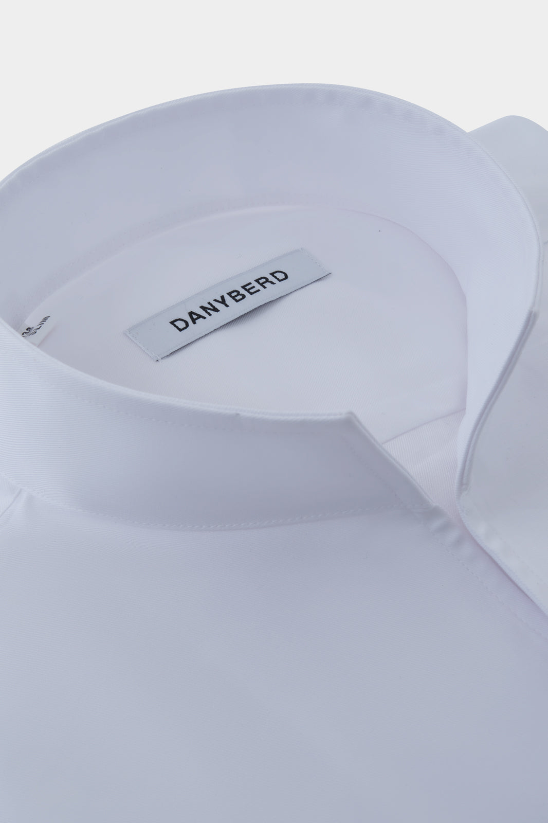 Ressentez le confort absolu avec notre chemise en 100% coton à col indien aussi appelé col tulipe et poignets boutonnés. Son tissu léger et souple offre un confort inégalé grâce à sa composition en coton d'Italie.