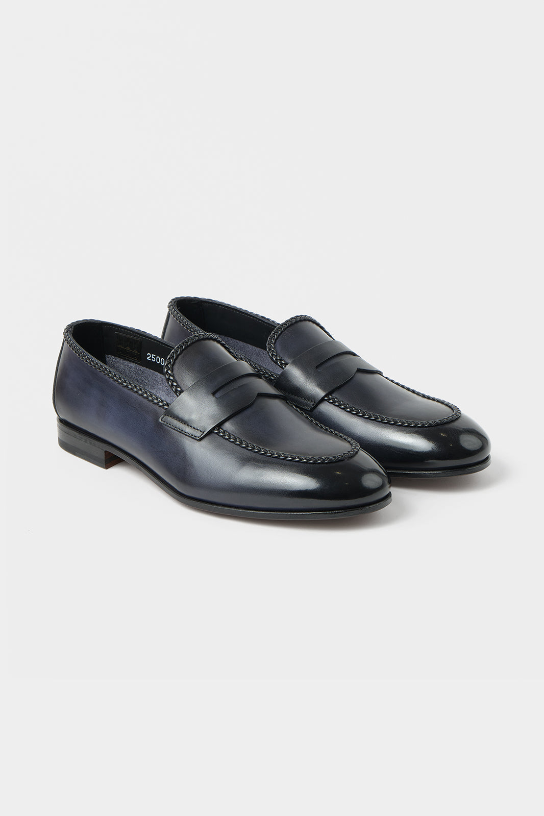 Vue sur fond blanc mocassins en cuir en marine foncé avec semelle fine en cuir