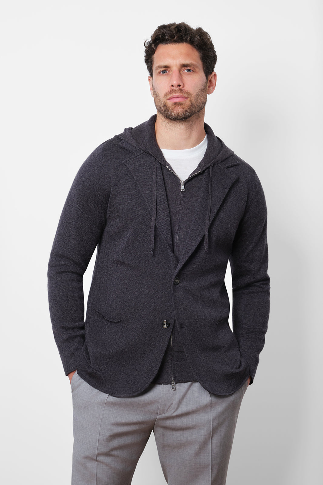 Venez découvrir la veste grise qui ne vous quittera plus. Elle se porte idéalement fermée, elle se compose de 2 boutons. Elle est en 100% laine, fabriquée en Italie, un pays réputé pour son savoir-faire en matière de mode et de textiles.
Elle complétera vos looks casual-chic sur une chemise ou un élégant tee-shirt.