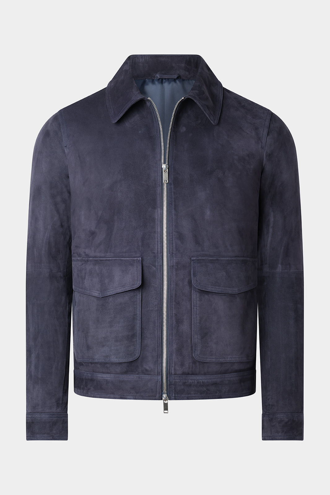 Vue sur fond blanc d'un blouson marine à double zip en peau véritable avec 2 grandes poches à rabat et latérales et boutons aux poignets.