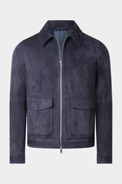 Vue sur fond blanc d'un blouson marine à double zip en peau véritable avec 2 grandes poches à rabat et latérales et boutons aux poignets.