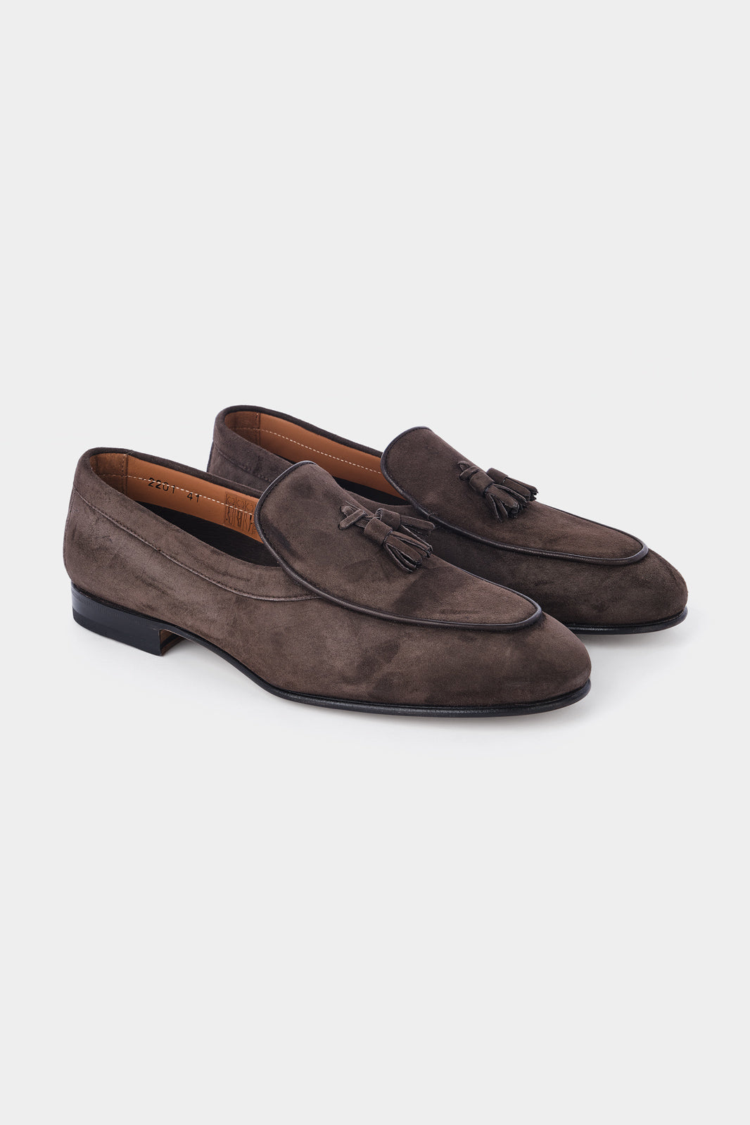Photo de mocassins fabriquées en nubuck et doublées de cuir, ces mocassins en peau de veau assurent un confort optimal. Leur design moderne en fait un choix original pour la saison estivale.