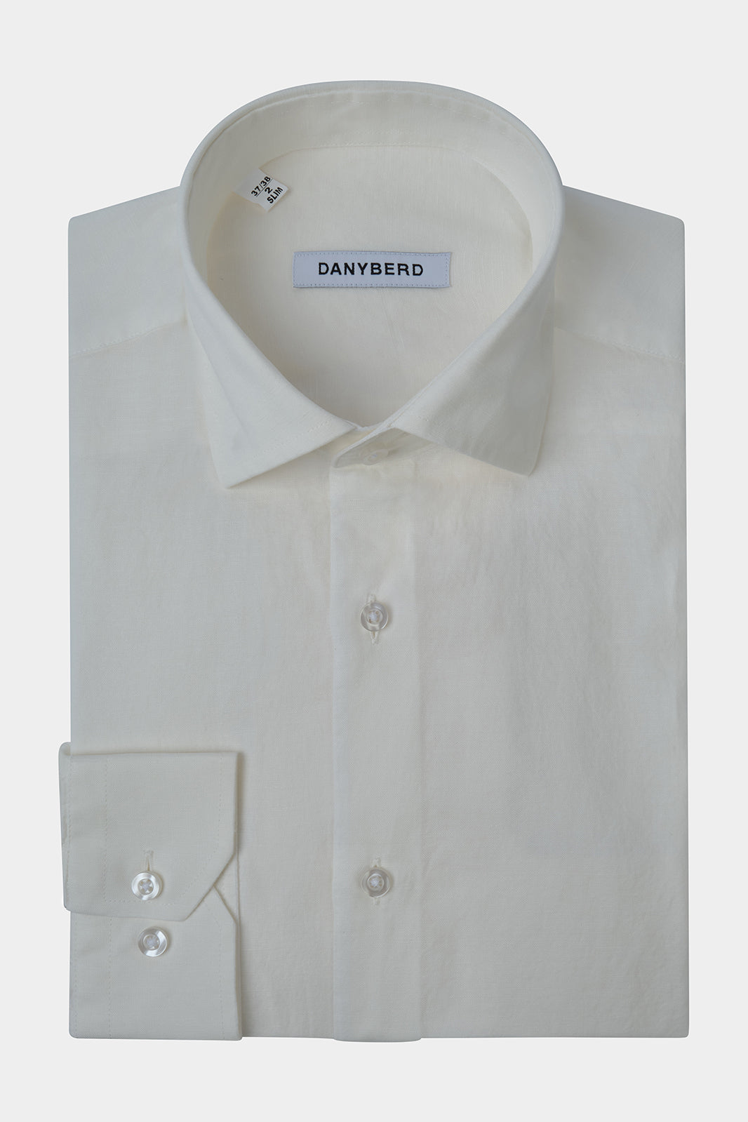 Vue sur fond blanc d'une chemise en 100% lin blanc cassé col francais