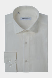 Vue sur fond blanc d'une chemise en 100% lin blanc cassé col francais