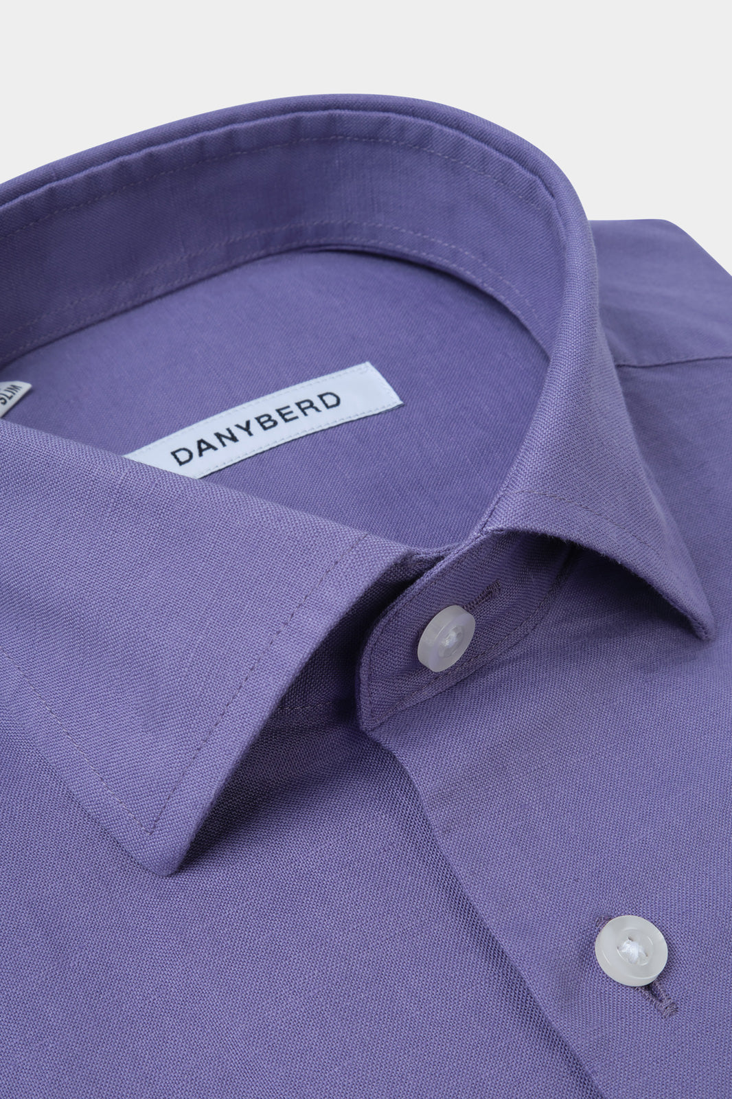 Confectionnée dans un coton haut de gamme, sa légèreté et sa souplesse en font une chemise d'un confort inégalé.