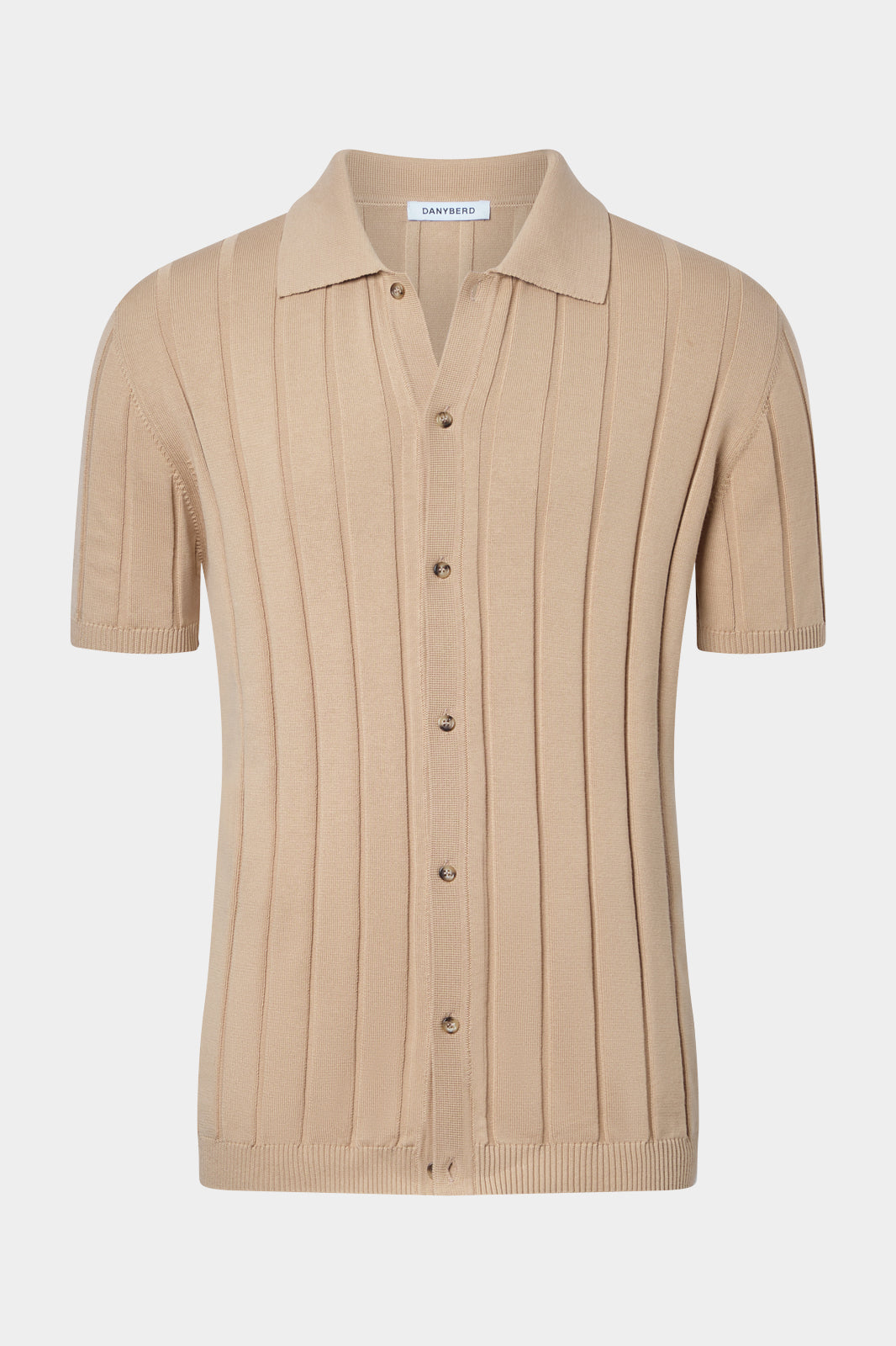Découvrez le must have de cet été, le polo chemise, pour un look french riviera.
