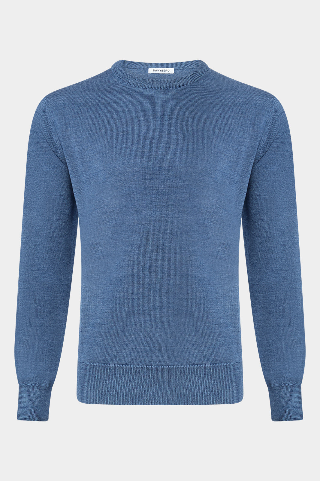 Découvrez le pull col rond en 100% laine mérinos qui vous suivra toutes les saisons. Il se porte aussi bien sur une chemise que sur un tee-shirt ou à même la peau. Les finitions en bord-côte aux poignets et à la taille, qui non seulement ajoutent une touche de style, mais assurent également un bon maintien et un ajustement confortable.
Ce pull peut être facilement associé à différents types de vêtements, comme des jeans, des chinos ou même des pantalons habillés, ce qui en fait un incontournable de la gard