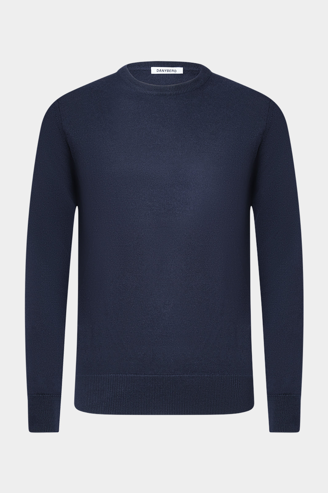Découvrez le pull col rond en 100% laine mérinos qui vous suivra toutes les saisons. Il se porte aussi bien sur une chemise que sur un tee-shirt ou à même la peau. Les finitions en bord-côte aux poignets et à la taille, qui non seulement ajoutent une touche de style, mais assurent également un bon maintien et un ajustement confortable.
Ce pull peut être facilement associé à différents types de vêtements, comme des jeans, des chinos ou même des pantalons habillés, ce qui en fait un incontournable de la gard