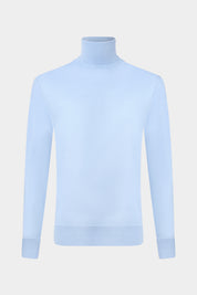 Découvrez le pull col roulé en 100% laine mérinos qui vous suivra toutes les saisons. Il se porte aussi bien sur un tee-shirt ou à même la peau. Les finitions en bord-côte aux poignets et à la taille, qui non seulement ajoutent une touche de style, mais assurent également un bon maintien et un ajustement confortable.
Ce pull peut être facilement associé à différents types de vêtements, comme des jeans, des chinos ou même des costumes, ce qui en fait un incontournable de la garde-robe masculine.