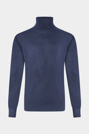 Découvrez le pull col roulé en 100% laine mérinos qui vous suivra toutes les saisons. Il se porte aussi bien sur un tee-shirt ou à même la peau. Les finitions en bord-côte aux poignets et à la taille, qui non seulement ajoutent une touche de style, mais assurent également un bon maintien et un ajustement confortable.
Ce pull peut être facilement associé à différents types de vêtements, comme des jeans, des chinos ou même des costumes, ce qui en fait un incontournable de la garde-robe masculine.