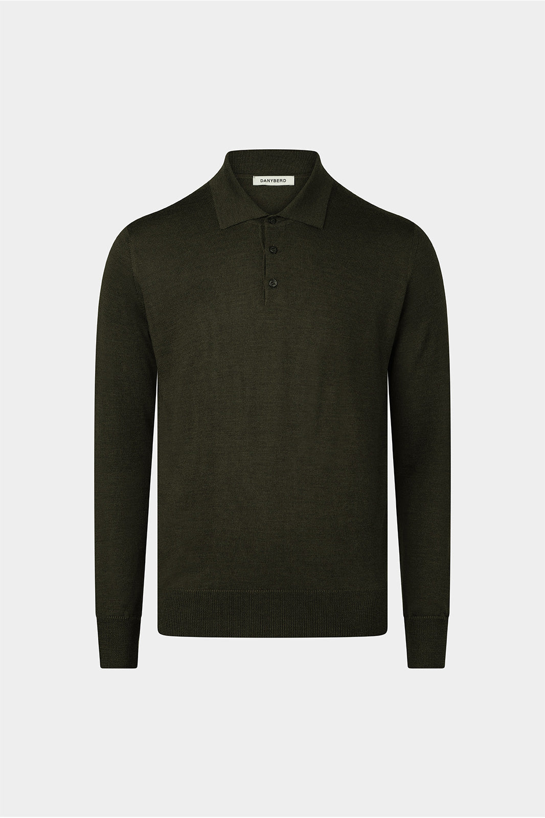 Ce pull peut être facilement associé à différents types de vêtements, comme des jeans, des chinos ou même des pantalons habillés, ce qui en fait un incontournable de la garde-robe masculine.