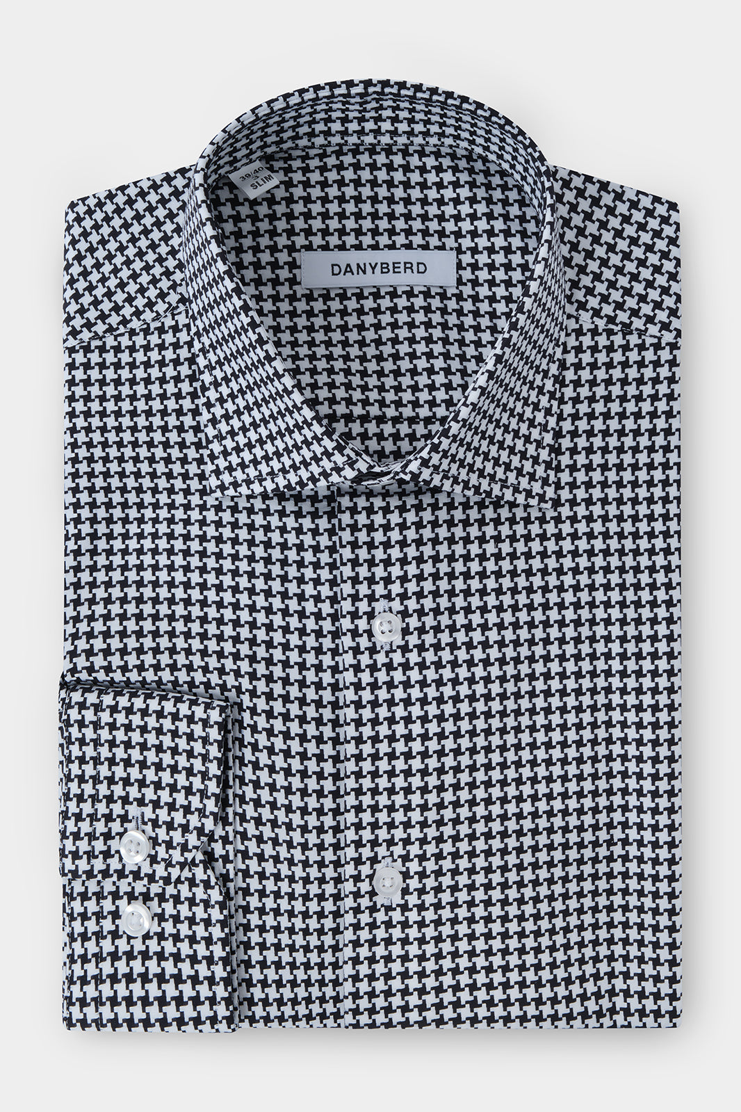 Le tissage pied de poule est un motif classique et intemporel qui ajoute une touche de sophistication à n'importe quelle tenue.