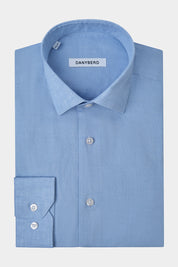 Vue sur fond blanc d'une chemise en lin col français en bleu ciel