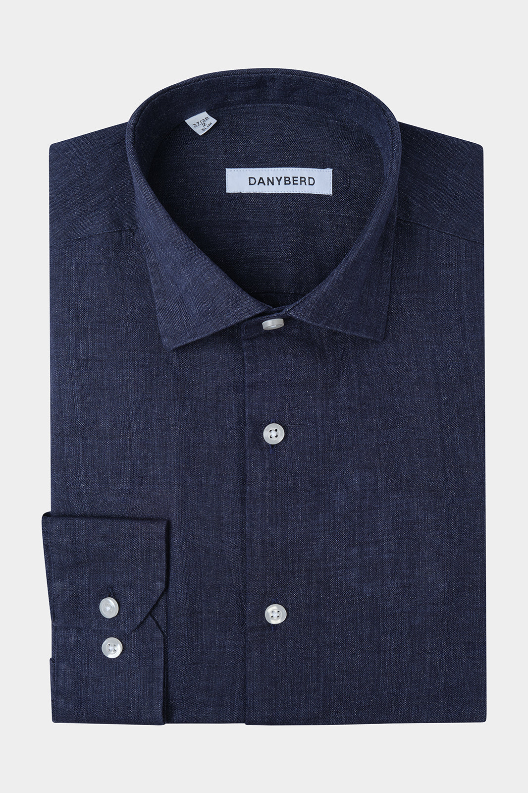 Chemise bleu sur fond blanc : Confectionnée dans un lin haut de gamme, sa légèreté et sa souplesse en font une chemise d'un confort inégalé.