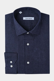 Chemise bleu sur fond blanc : Confectionnée dans un lin haut de gamme, sa légèreté et sa souplesse en font une chemise d'un confort inégalé.