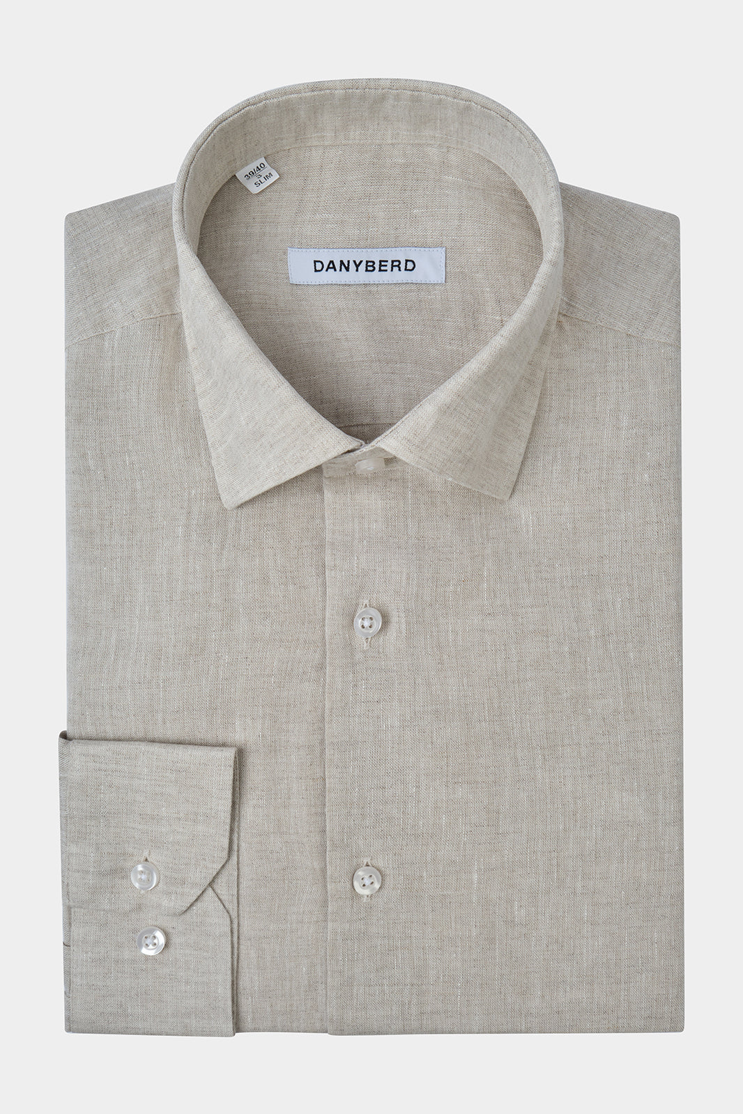 Vue sur fond blanc d'une chemise en lin en col français en beige