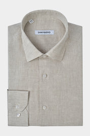 Vue sur fond blanc d'une chemise en lin en col français en beige