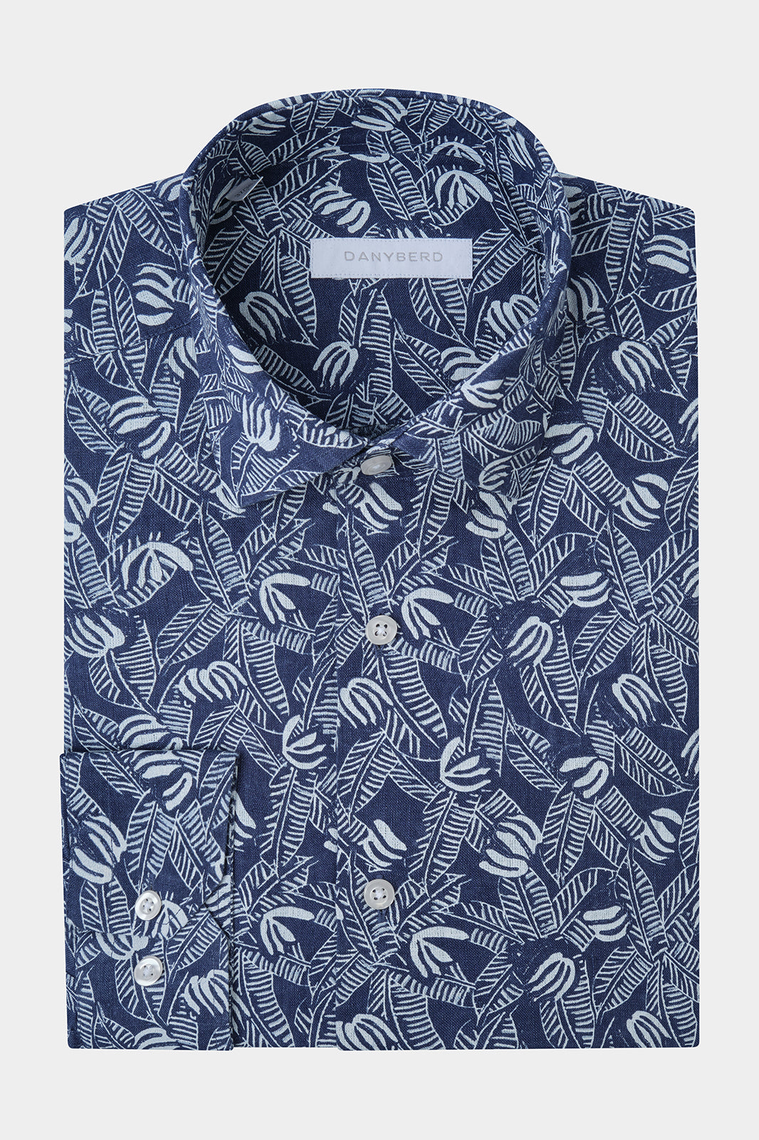 Chemise en lin sur fond blanc : Confectionnée dans un lin haut de gamme, sa légèreté et sa souplesse en font une chemise d'un confort inégalé.