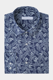 Chemise en lin sur fond blanc : Confectionnée dans un lin haut de gamme, sa légèreté et sa souplesse en font une chemise d'un confort inégalé.