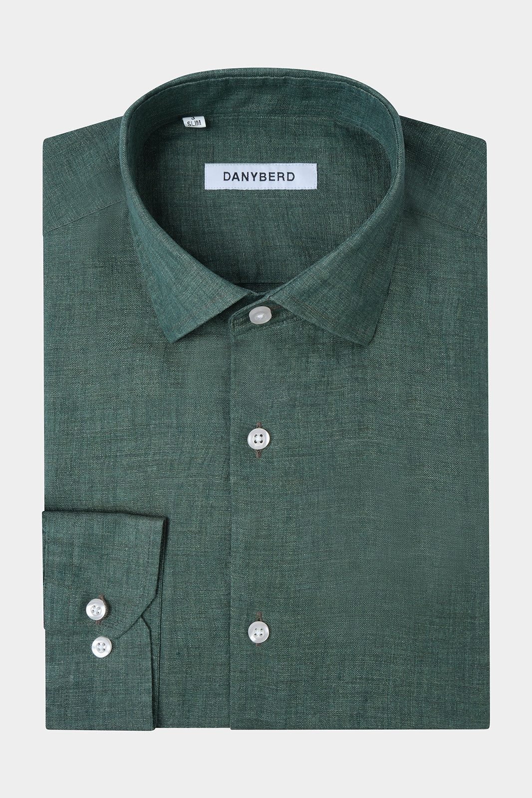 Chemise en lin sur fond blanc : Confectionnée dans un lin haut de gamme, sa légèreté et sa souplesse en font une chemise d'un confort inégalé.