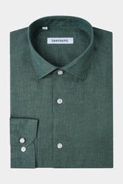 Chemise en lin sur fond blanc : Confectionnée dans un lin haut de gamme, sa légèreté et sa souplesse en font une chemise d'un confort inégalé.