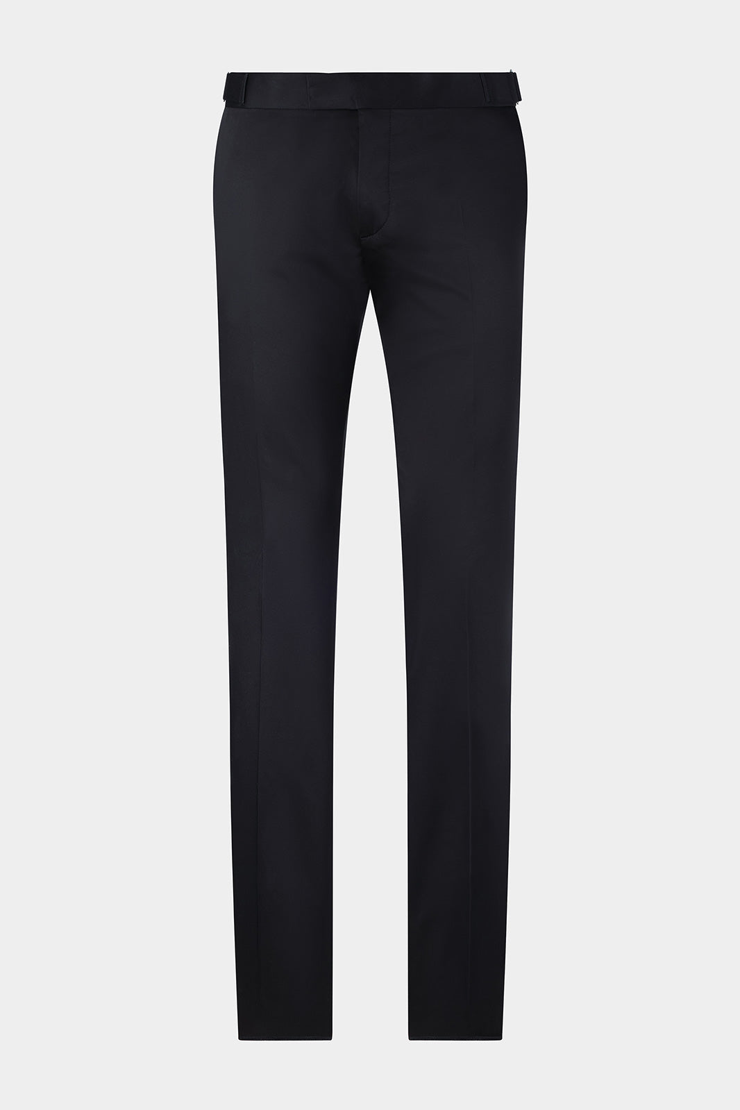 Vue sur fond blanc d'un pantalon en coton stretch noir avec patte de serrage sur la taille et sans plis sur le devant, une fabrication DANYBERD