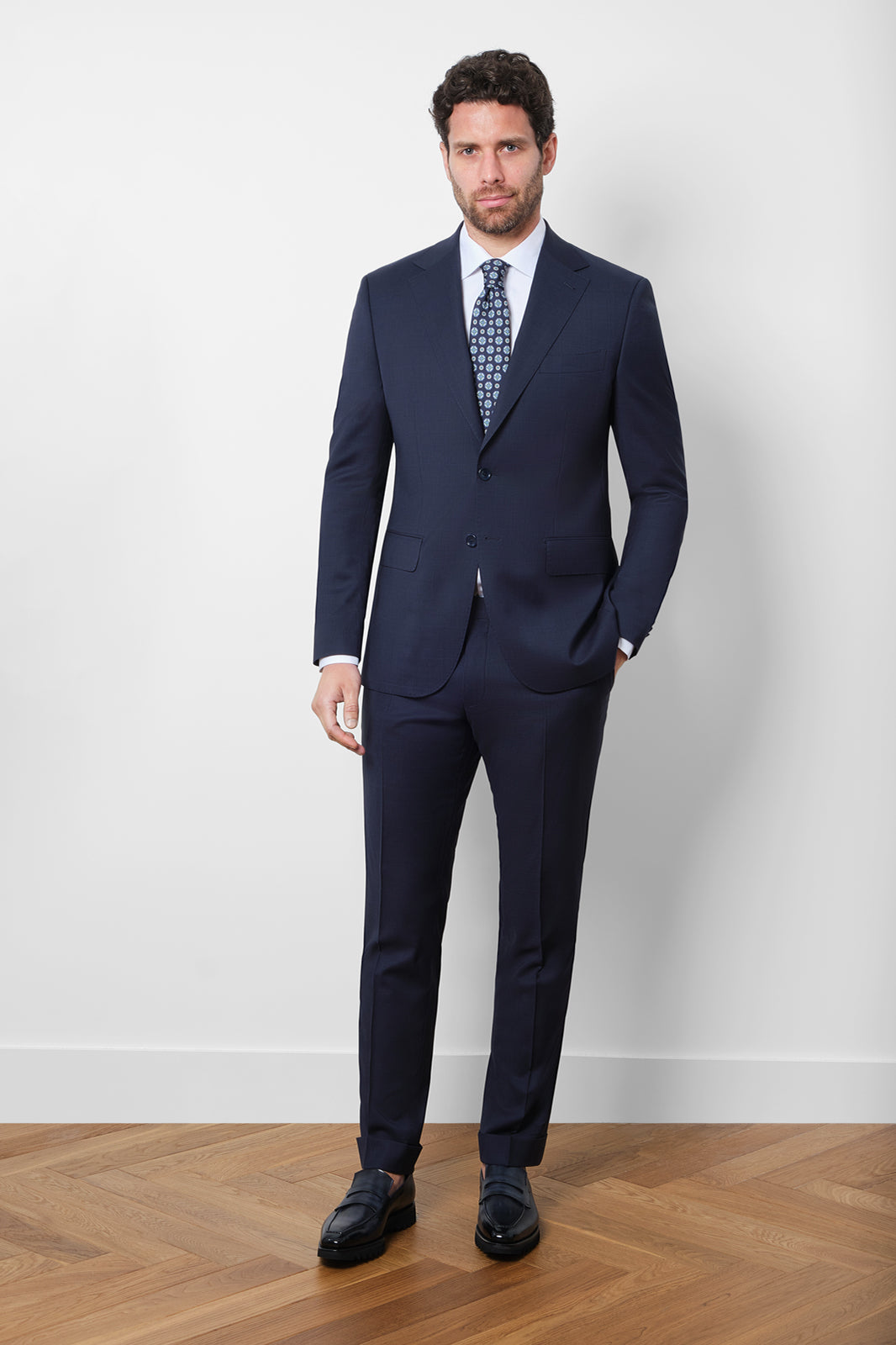Découvrez notre costume coupe cintrée en laine et élasthane de chez Reda, composé d'une veste à 2 boutons doublée et épaulée avec les poches à rabat sur le devant, et d'un pantalon à coupe traditionnelle.