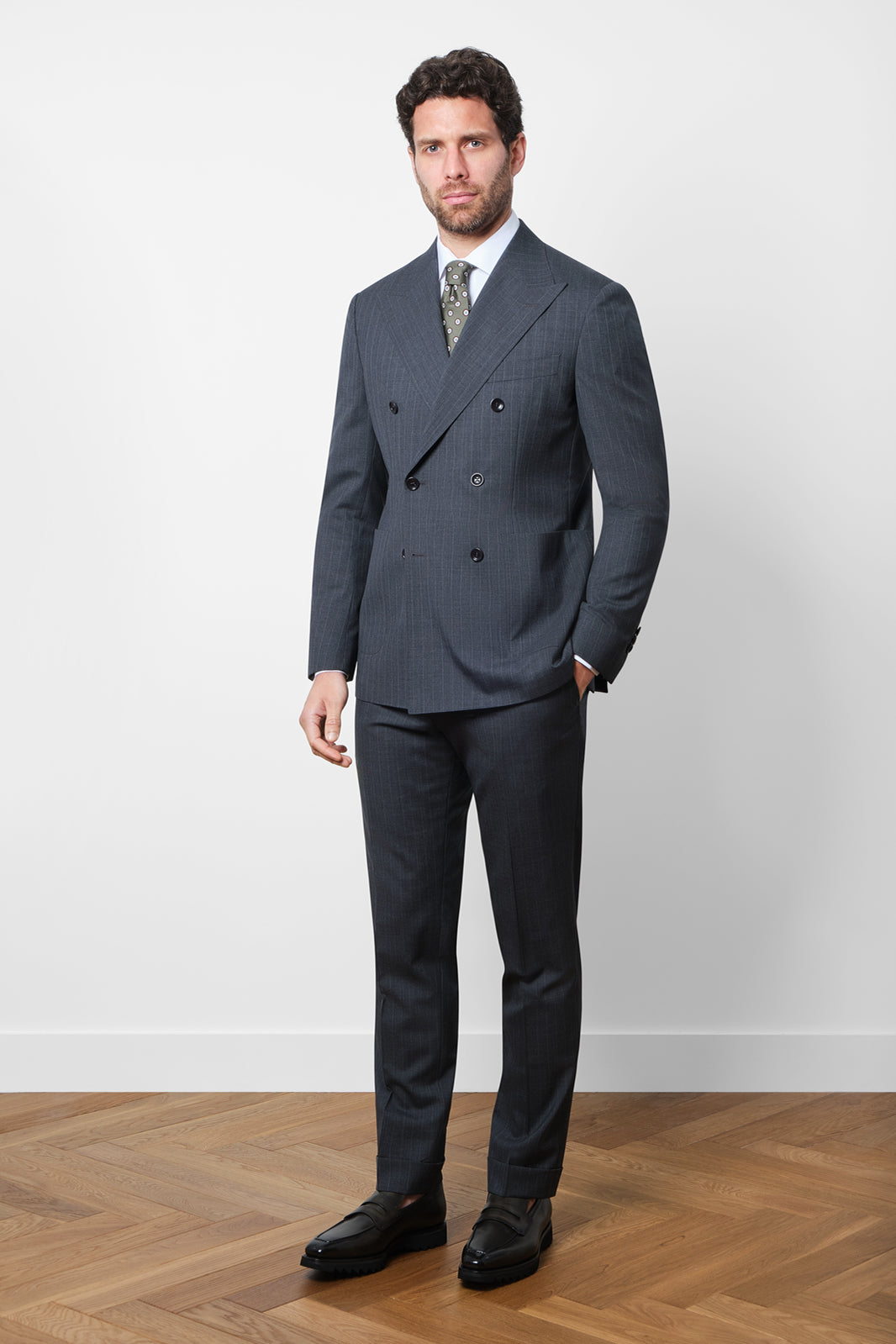 Ce costume croisé en laine est l'incarnation de l'élégance intemporelle. Sa coupe ajustée et sa fermeture à double boutonnage apportent une touche de sophistication à votre silhouette.