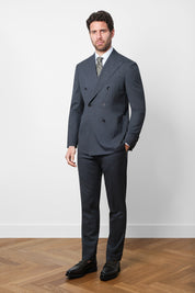 Ce costume croisé en laine est l'incarnation de l'élégance intemporelle. Sa coupe ajustée et sa fermeture à double boutonnage apportent une touche de sophistication à votre silhouette.
