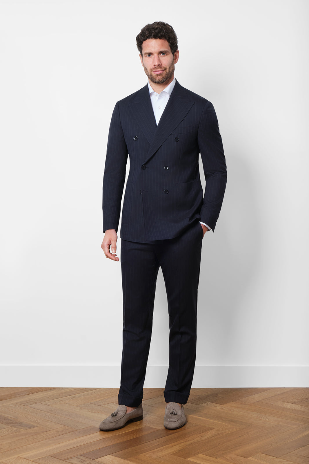 Ce costume croisé en laine est l'incarnation de l'élégance intemporelle. Sa coupe ajustée et sa fermeture à double boutonnage apportent une touche de sophistication à votre silhouette.